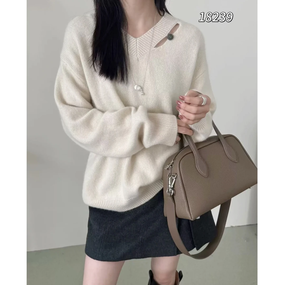 18239（部分无水洗唛介意慎拍）WANGDAN鸡心领领口漏洞一粒扣针织衫