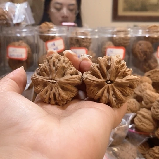 文玩核桃吊坠43歪暴雪