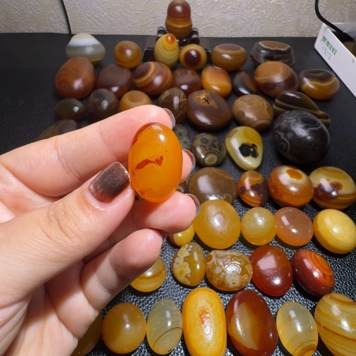 丹***曦瓷片马达加斯加奇石手把件浮雕