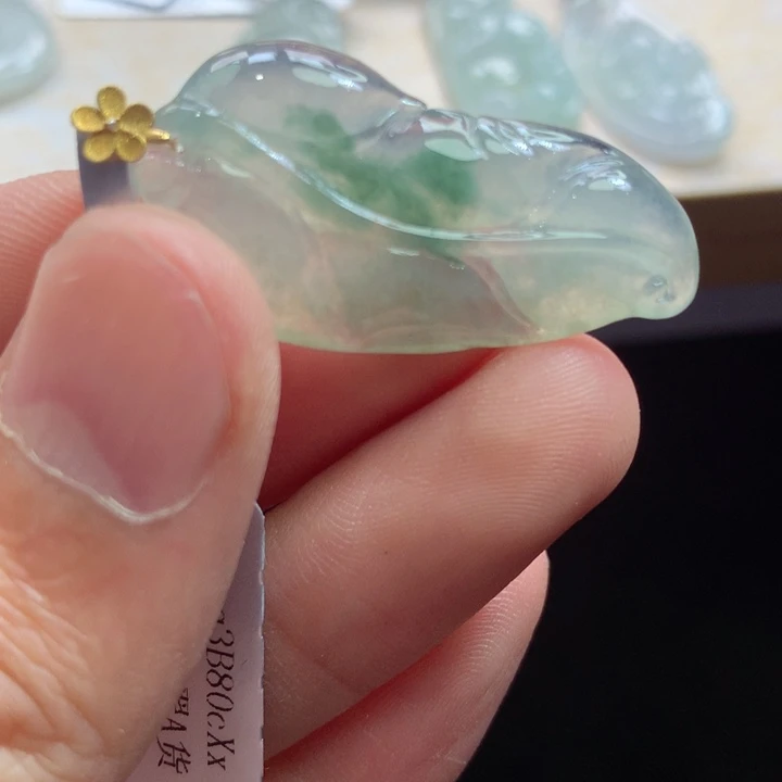 翡翠18K金镶嵌颈饰吊坠