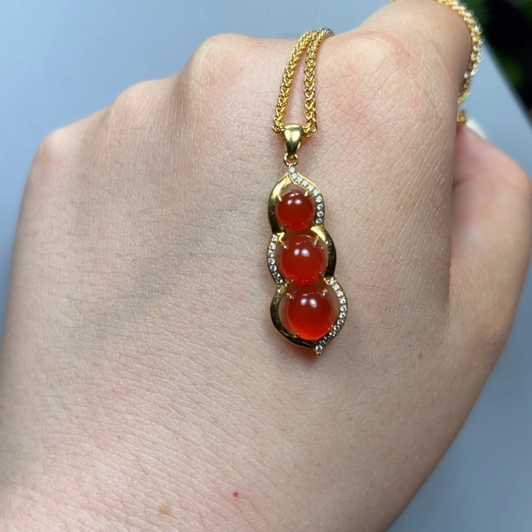 南红玛瑙冰红福豆吊坠18K金镶嵌