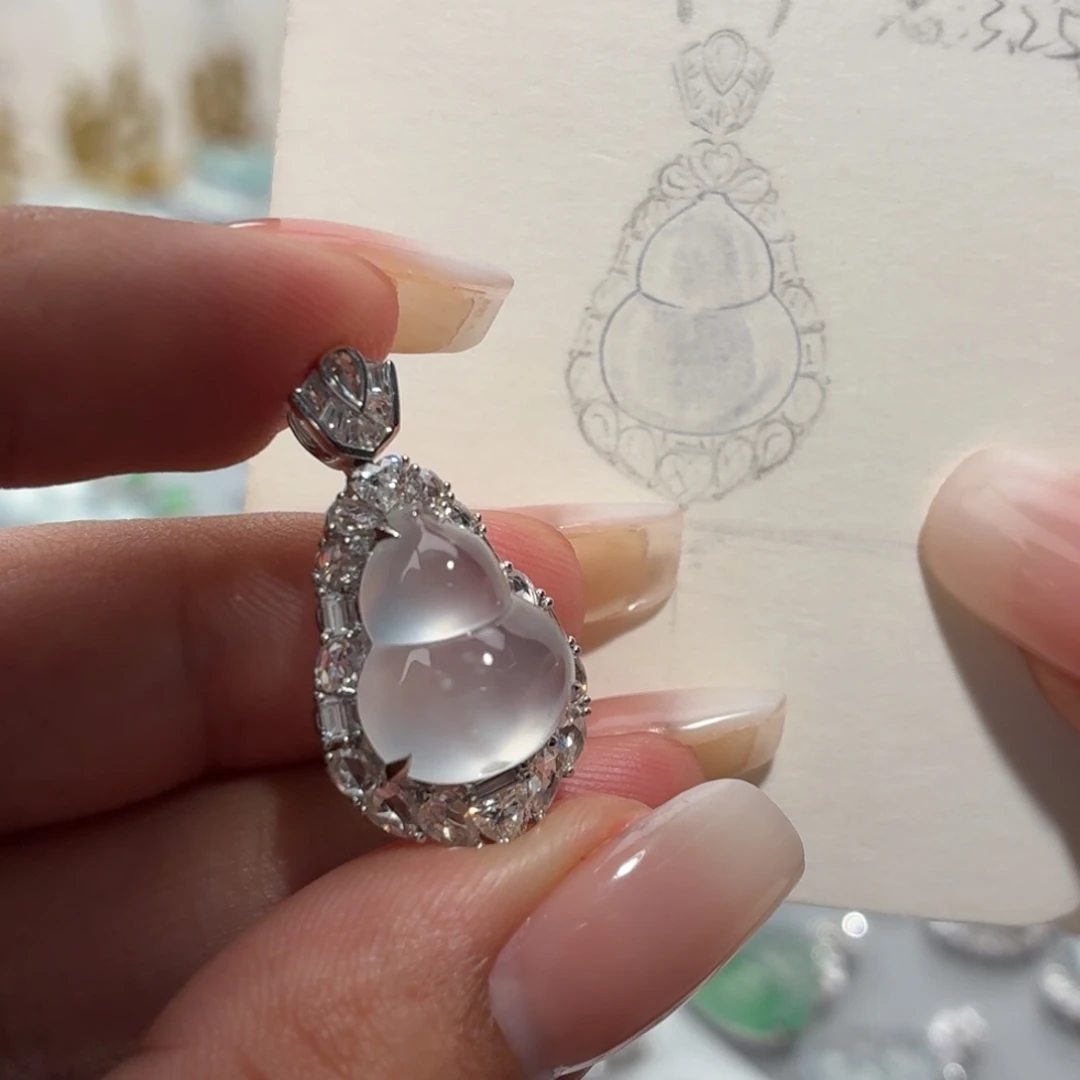 翡翠18K金镶嵌颈饰葫芦