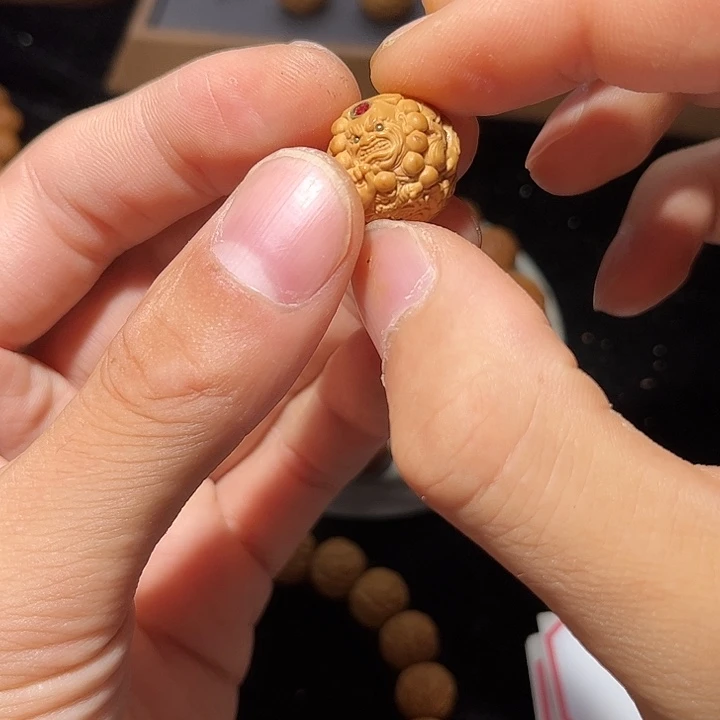 风***动猴头核桃吊坠雕刻单科