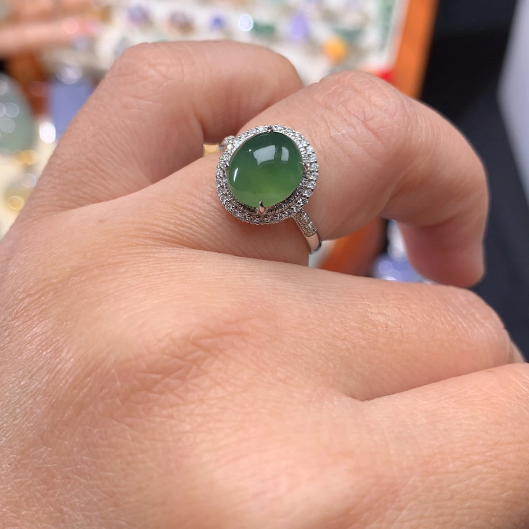 18K金镶嵌戒指翡翠蛋面戒指