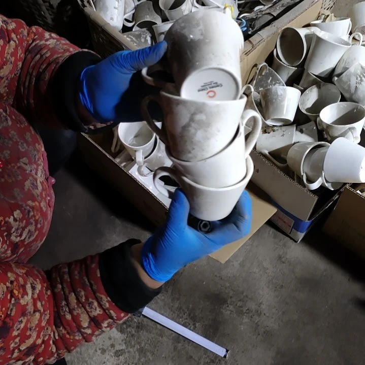 摆件盘子碗茶壶啥都有