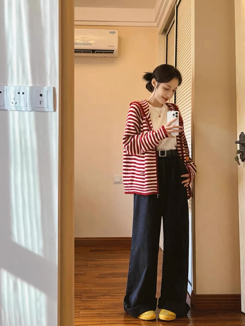 早春新款韩系慵懒风红色条纹连帽毛衣开衫女搭配时尚牛仔裤两件套