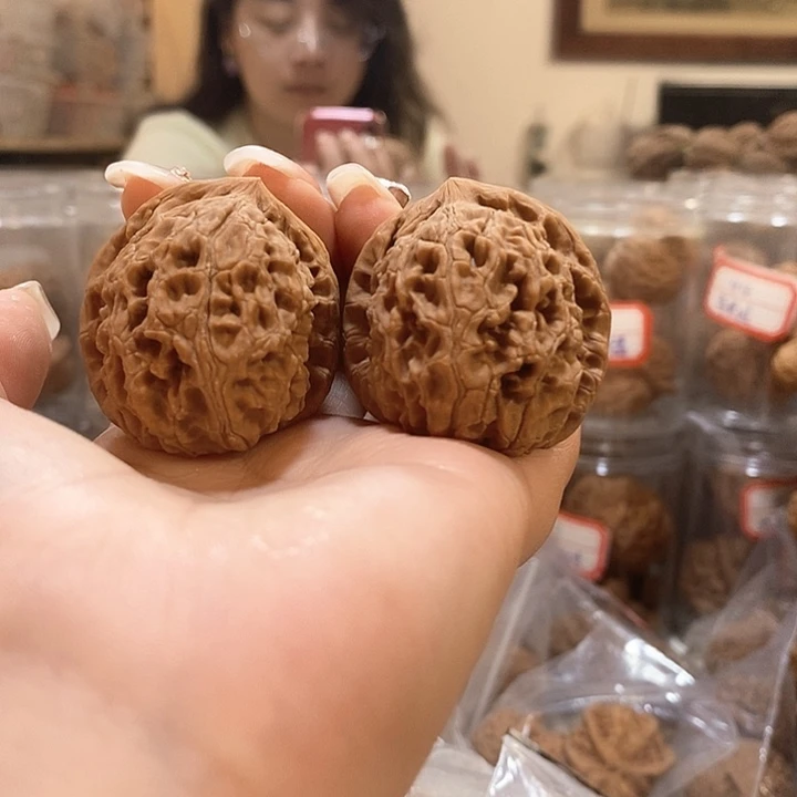 文玩核桃吊坠38歪水龙纹有修