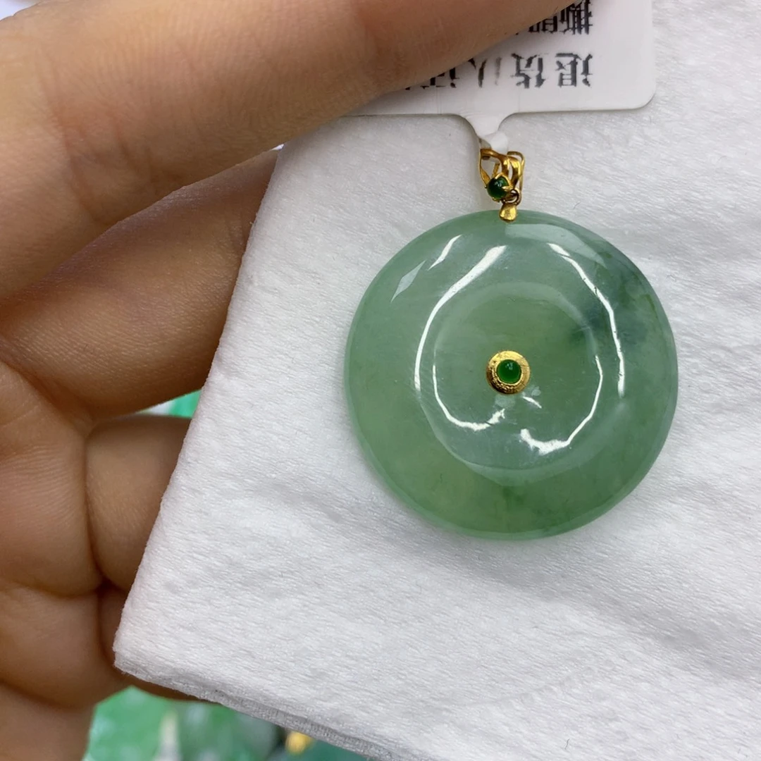 翡翠18K金镶嵌颈饰翡翠