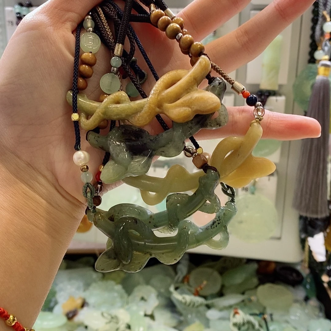 蛇纹石玉未镶嵌颈饰