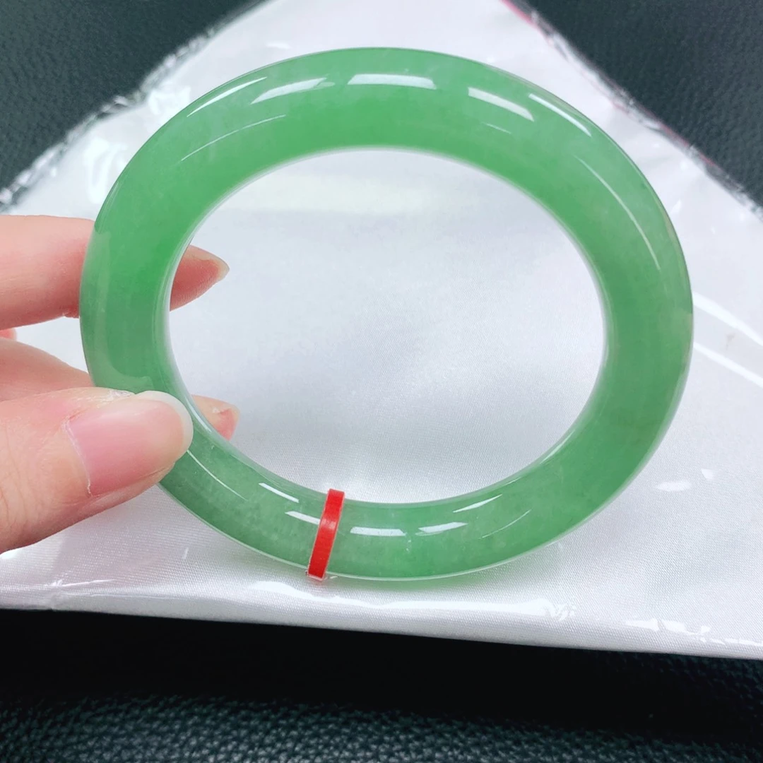 翡翠手镯未镶嵌56圈