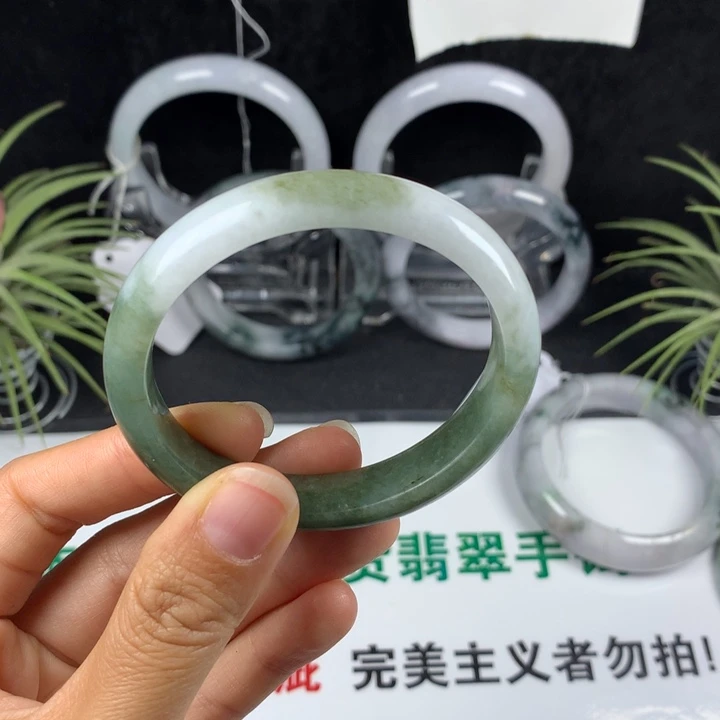 翡翠未镶嵌手镯53号。 53.2圈贵妃正圈51