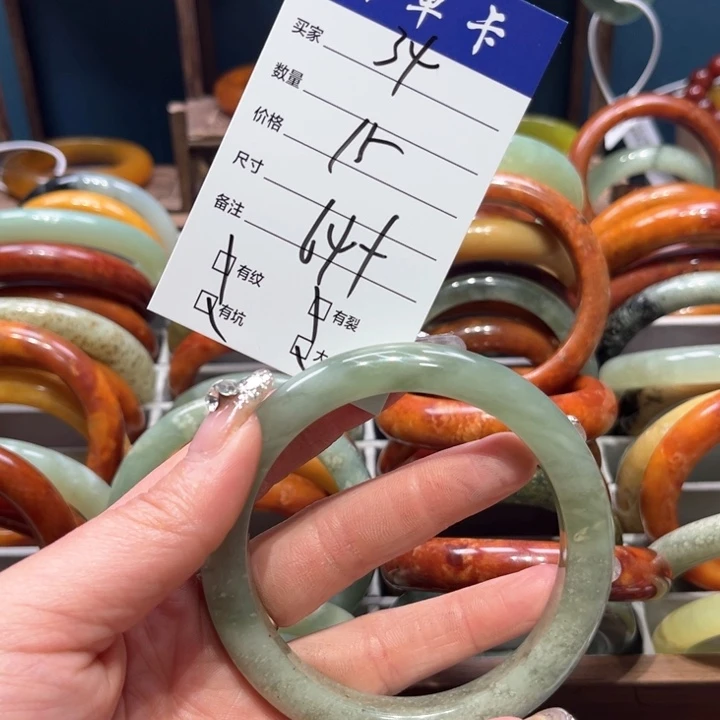 蛇纹石玉手镯未镶嵌玫*?
