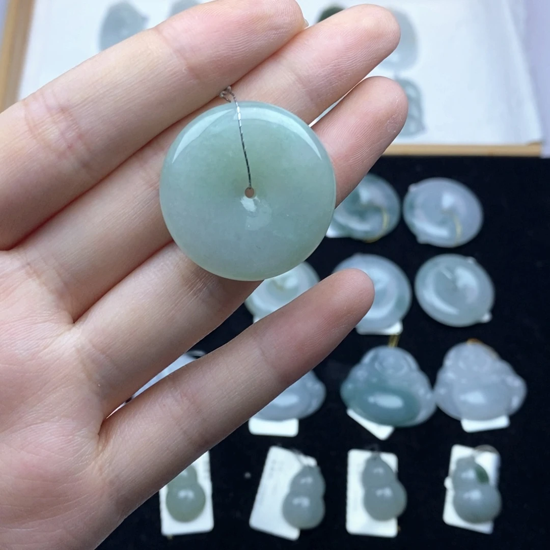 翡翠颈饰未镶嵌平安扣