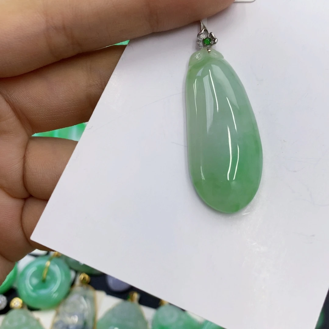 翡翠18K金镶嵌颈饰翡翠