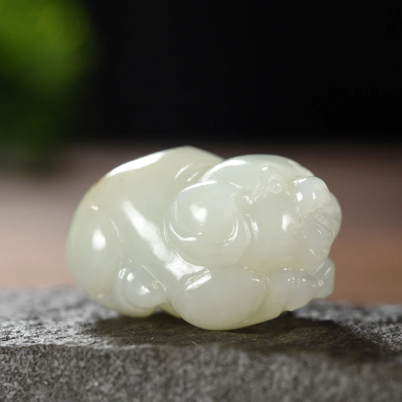 新疆和田玉生肖款发财猪