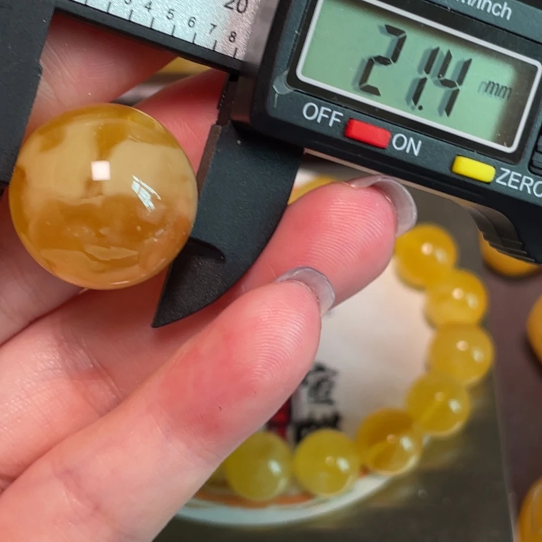 未镶嵌琥珀裸石微瑕310