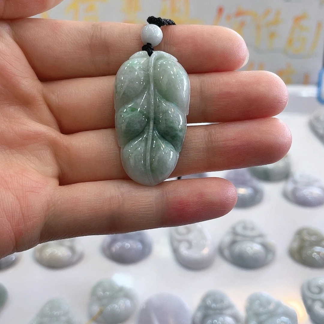 翡翠未镶嵌颈饰带色叶子
