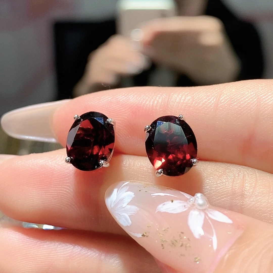 银S925镶嵌耳饰石榴石。