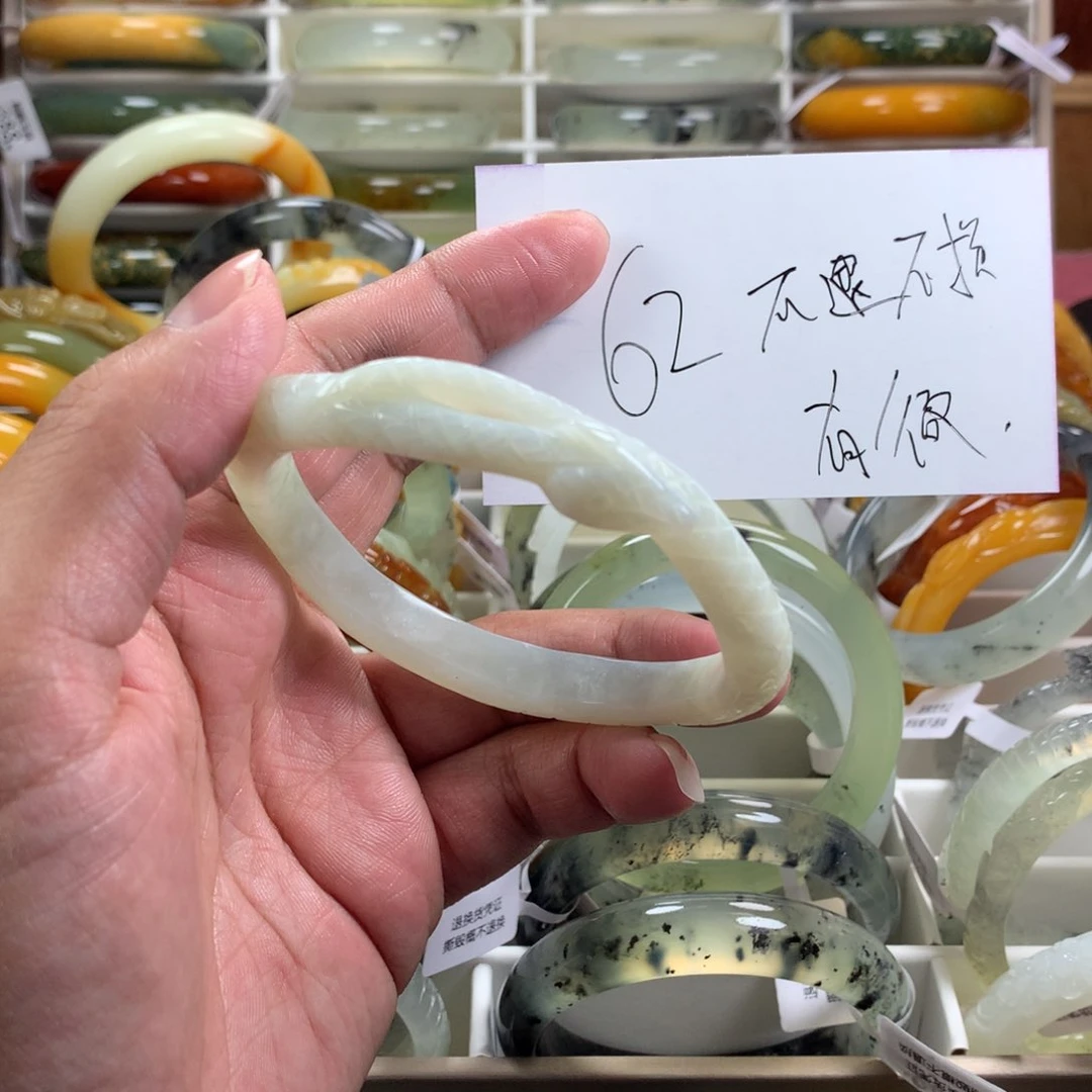 蛇纹石玉手镯未镶嵌