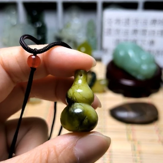 独***桥未镶嵌蛇纹石玉颈饰