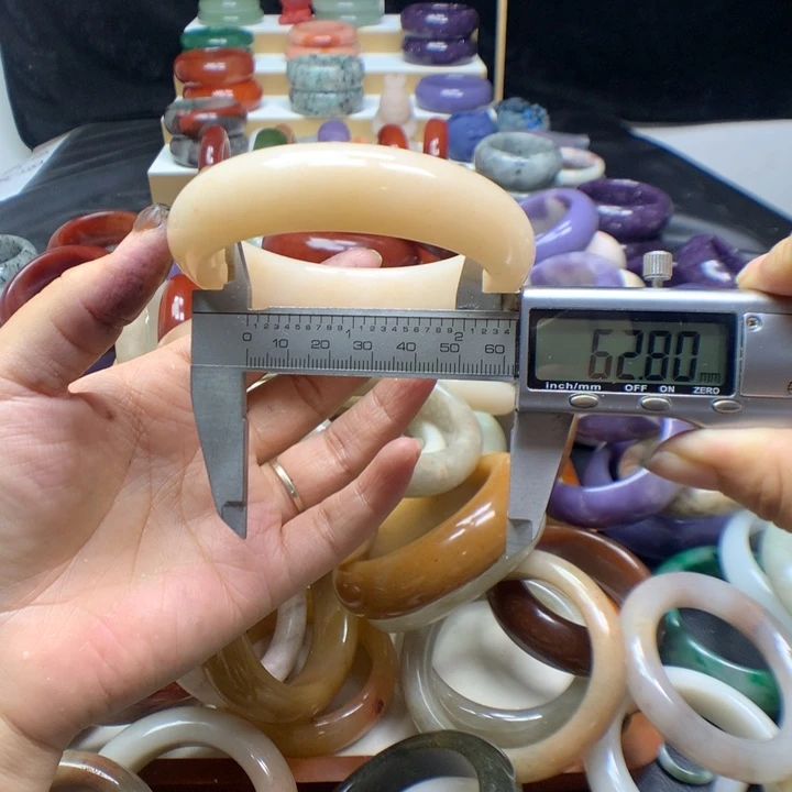 未镶嵌手镯石英质玉