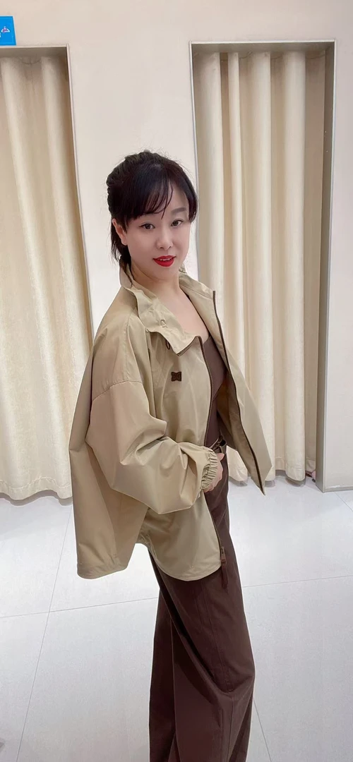 迪家时尚沙釉色黑色外套