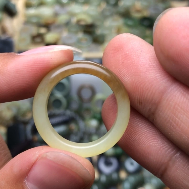 和田玉颈饰未镶嵌三**一