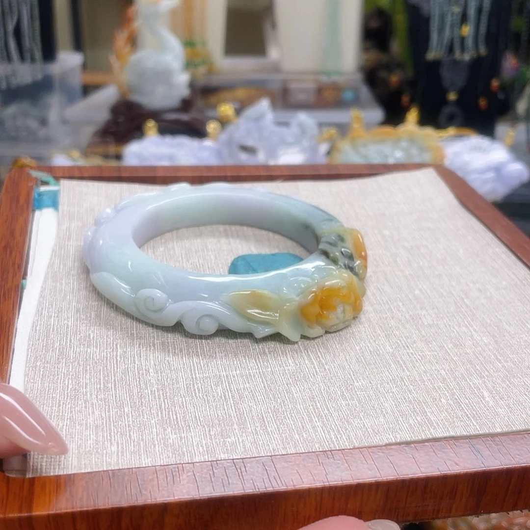 好***巧颈饰未镶嵌翡翠手镯