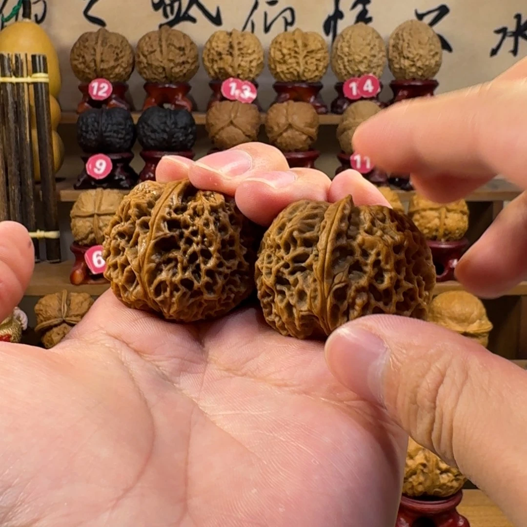 铁核桃把件珊瑚纹元宝