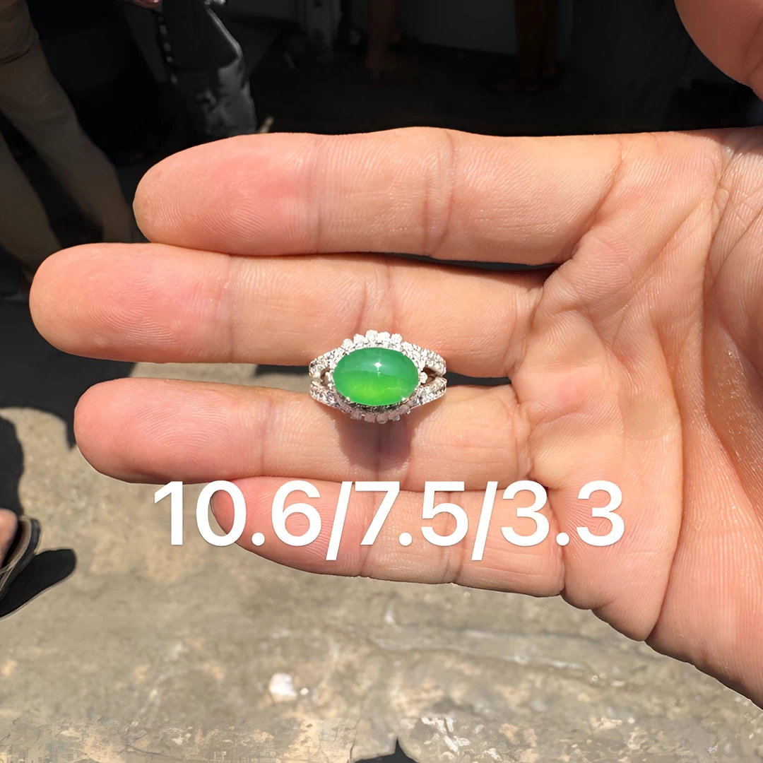 0523(小哪吒在源头)冰种翡翠马鞍阳绿戒面干净肉细杠味荧光足M160