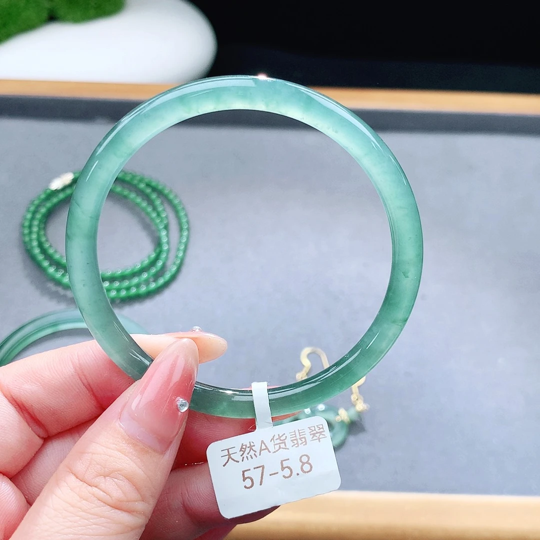 未镶嵌手镯（圆镯）翡翠