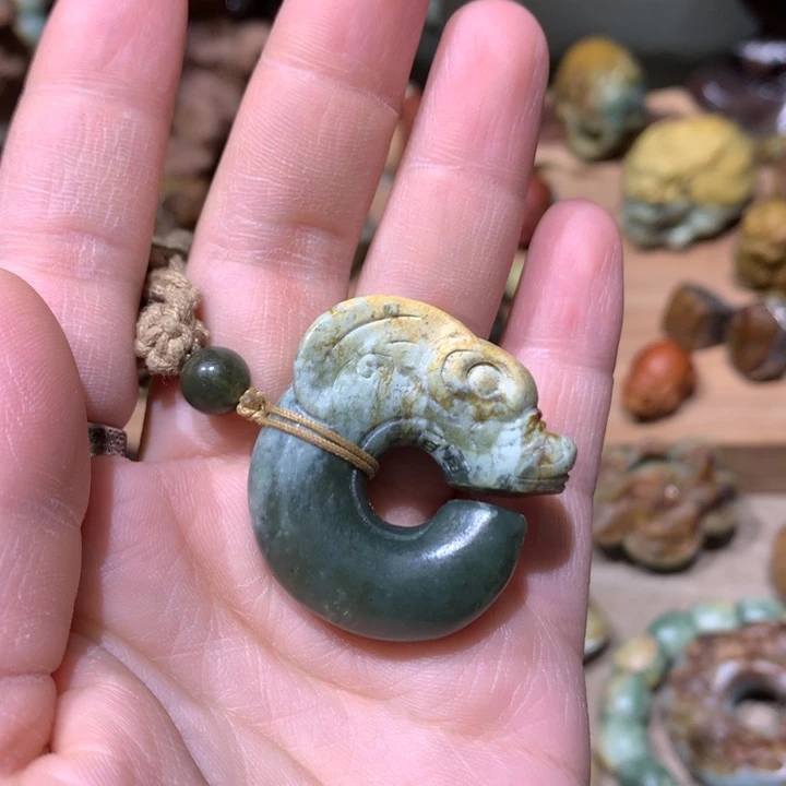 未镶嵌岫岩河磨玉（透闪石质玉）挂件