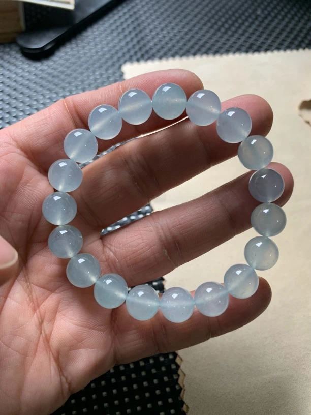 天然缅甸翡翠A货，10.5mm蓝底色手链