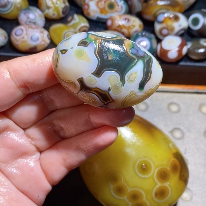 未镶嵌玛瑙/玉髓珠宝半成品卡**里