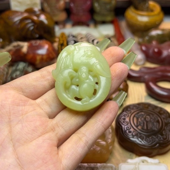 蛇纹石玉未镶嵌颈饰