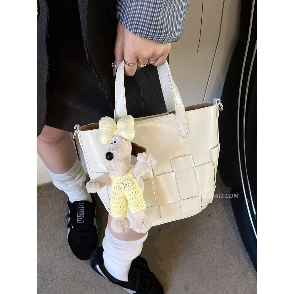 高级感小众编织包包女2025新款夏季百搭斜挎包时尚超火手提水桶包