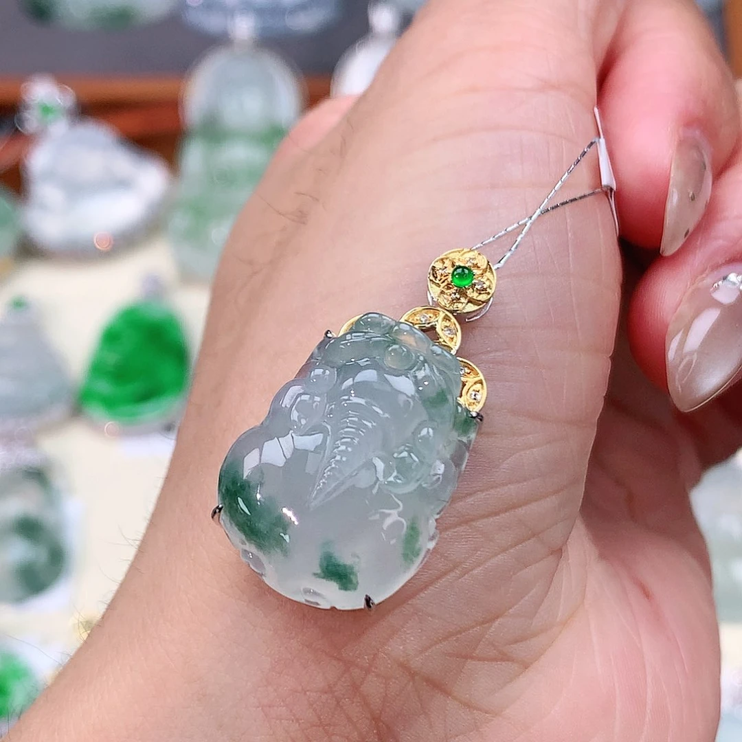 颈饰18K金镶嵌翡翠貔貅