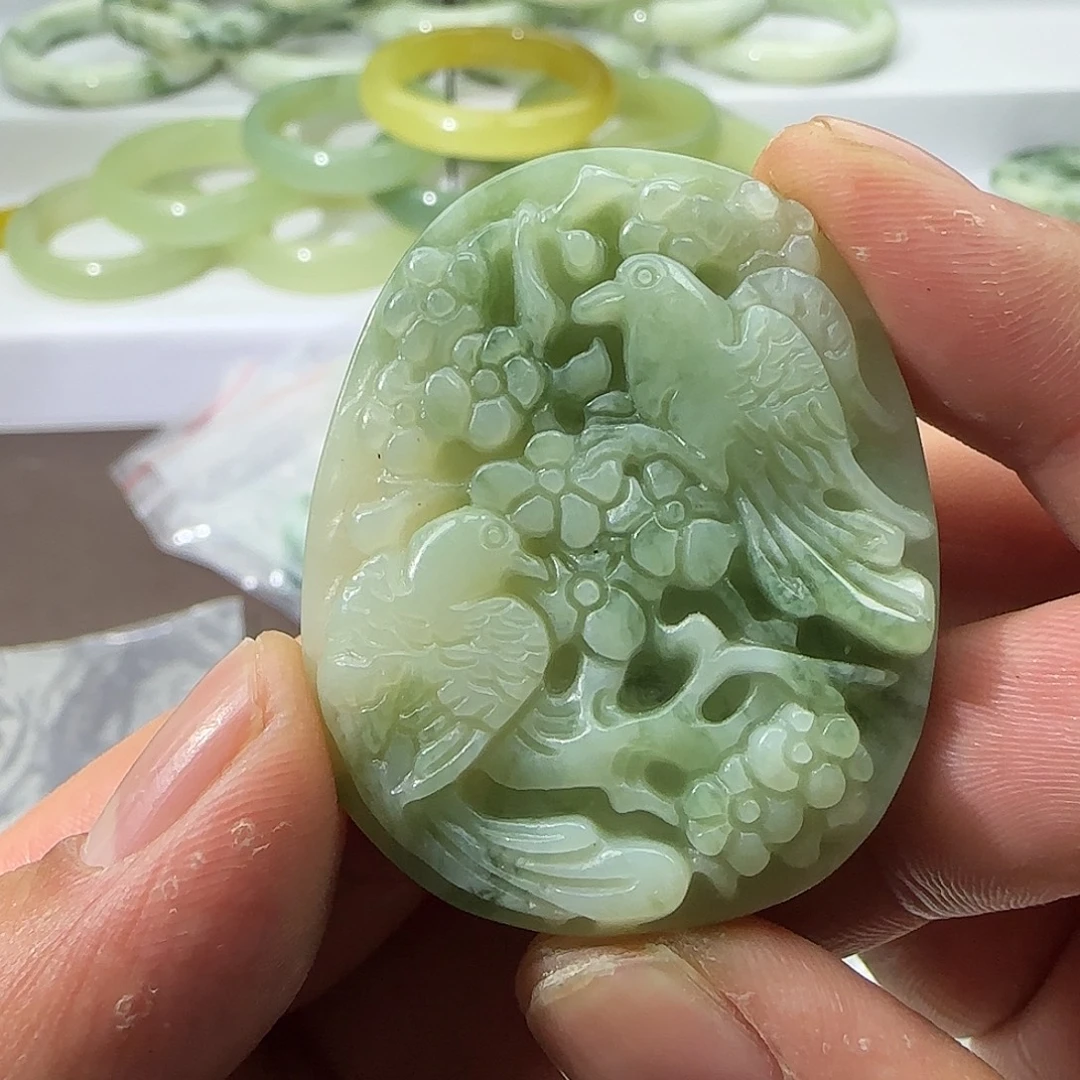 透闪石-蛇纹石玉未镶嵌颈饰