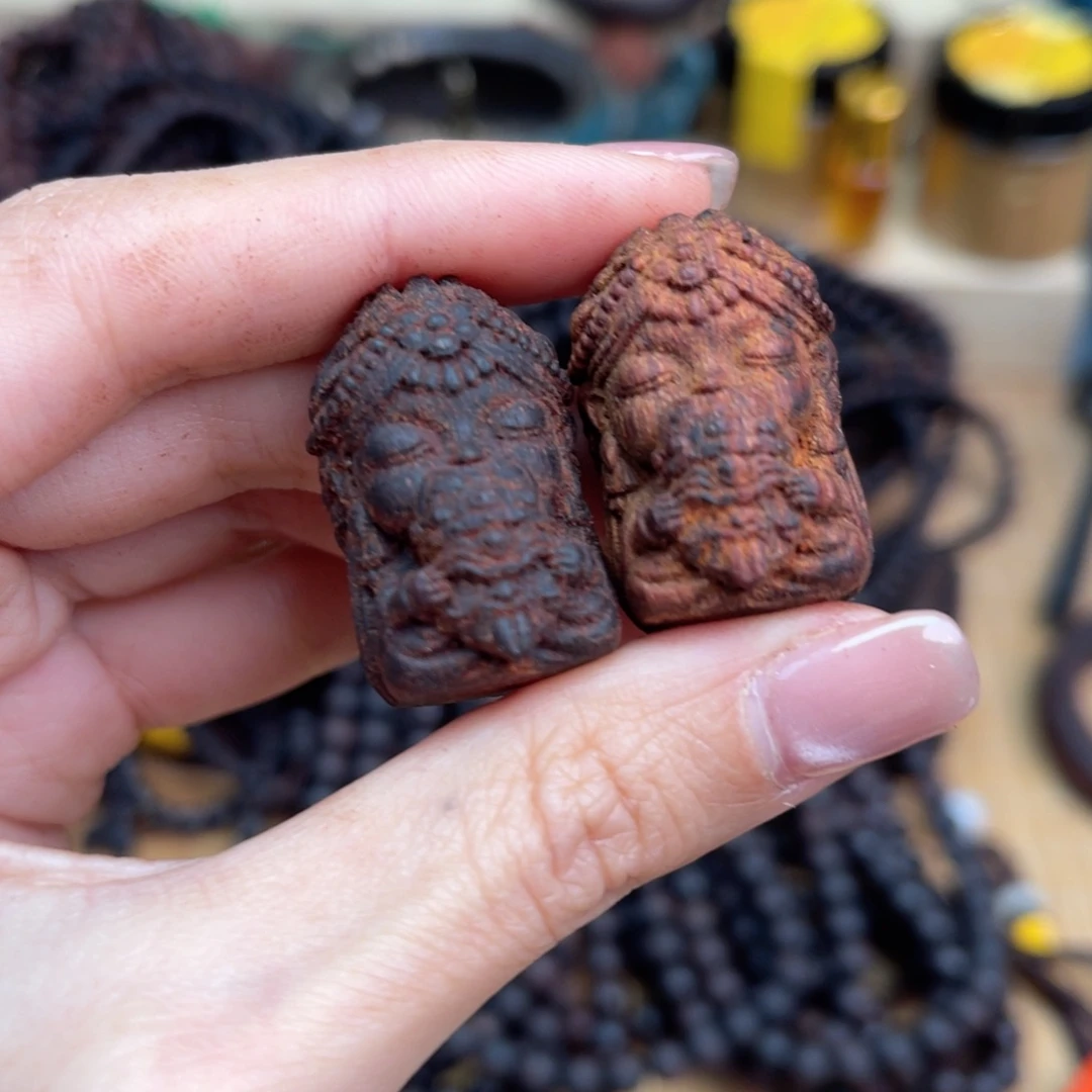 降真香其他3.0手捧面具扎基拉姆雕刻件