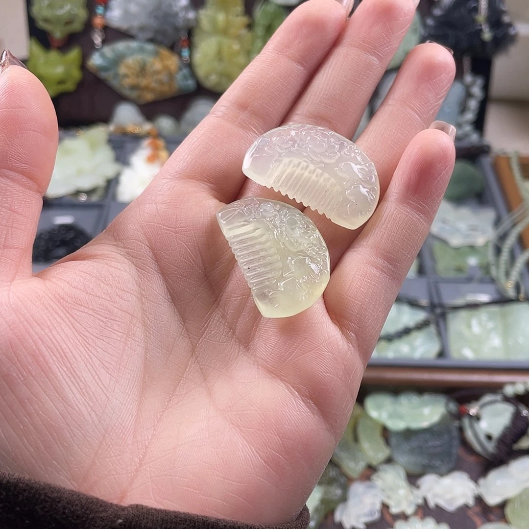 岫玉未镶嵌吊坠(赠链)