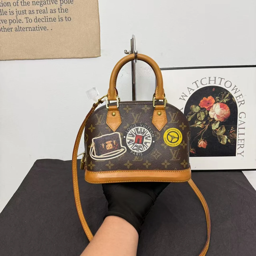 95新 LouisVuitton/路易威登 lv老花徽章款贝壳bb/斜挎包/手提包