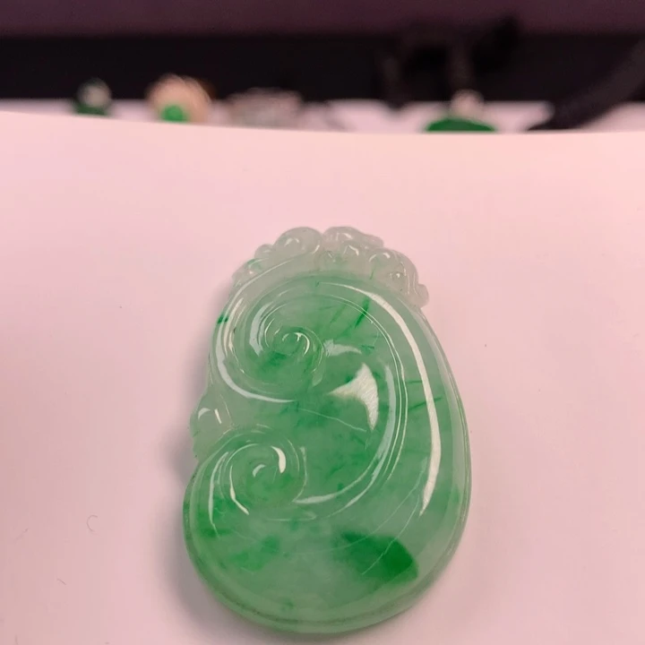 翡翠未镶嵌颈饰阳绿如意