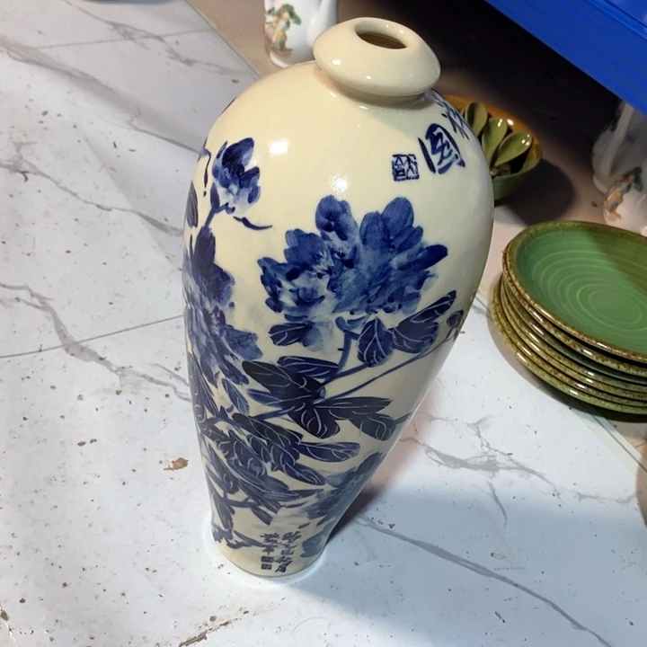 用***7瓷片手绘牡丹梅瓶