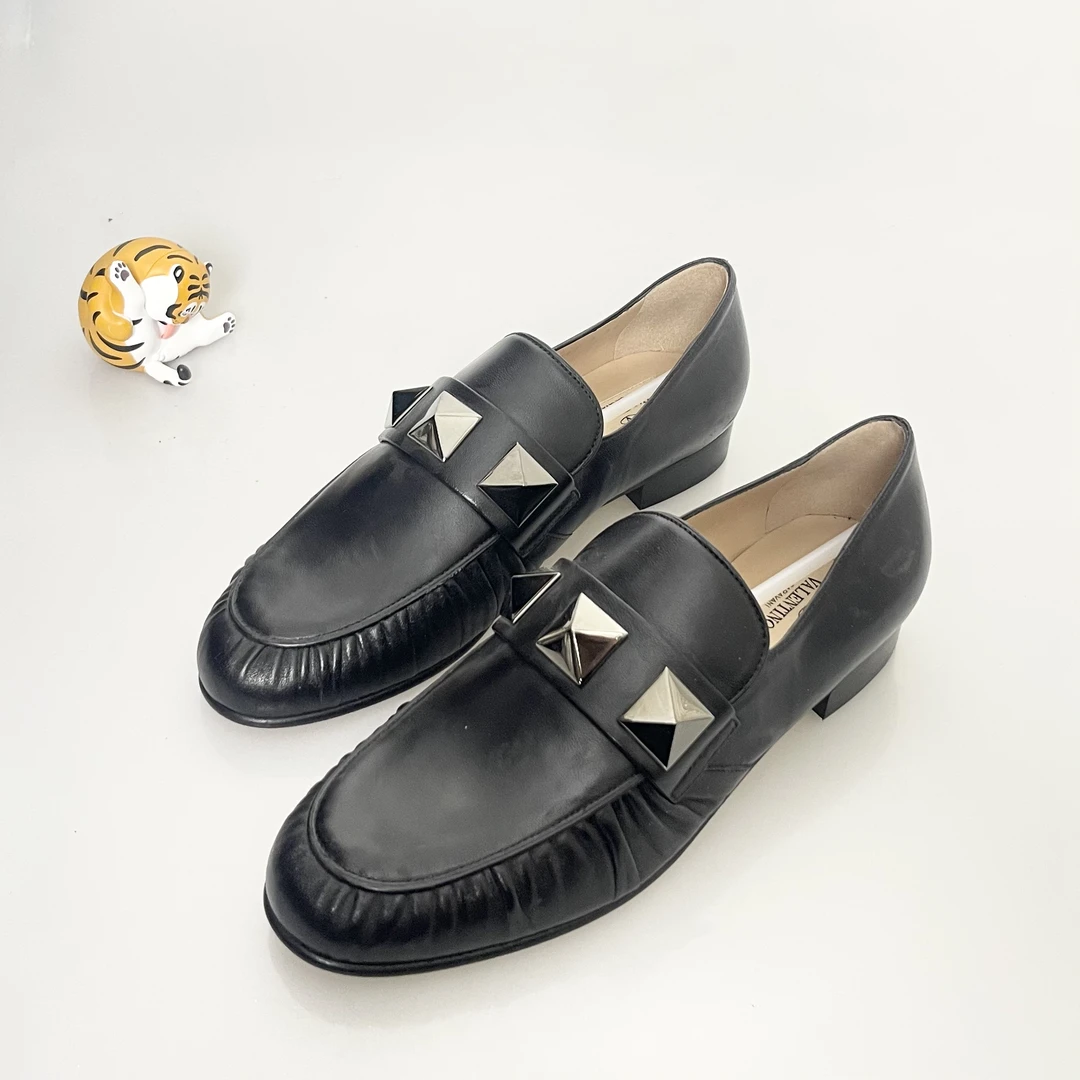 99新 Valentino/华伦天奴 36码Valentino 铆钉平底鞋 乐福鞋 99新