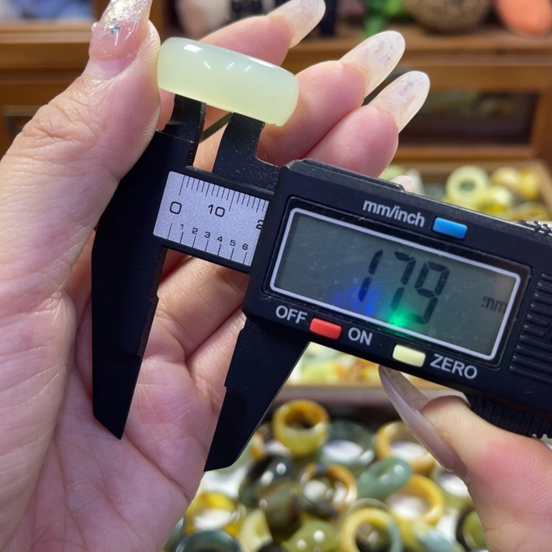 蛇纹石玉未镶嵌手镯瑕疵3