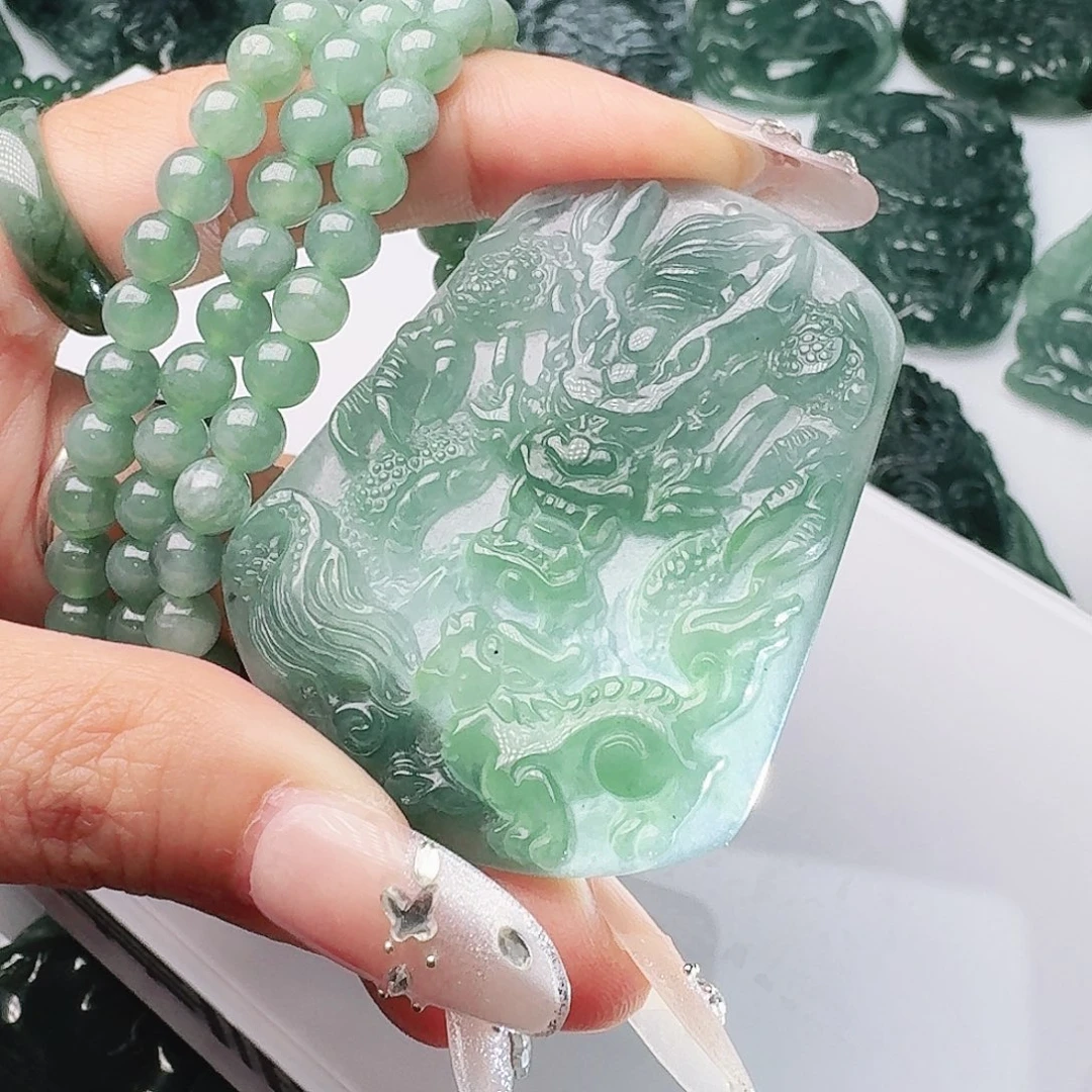 翡翠未镶嵌颈饰多样性发其一