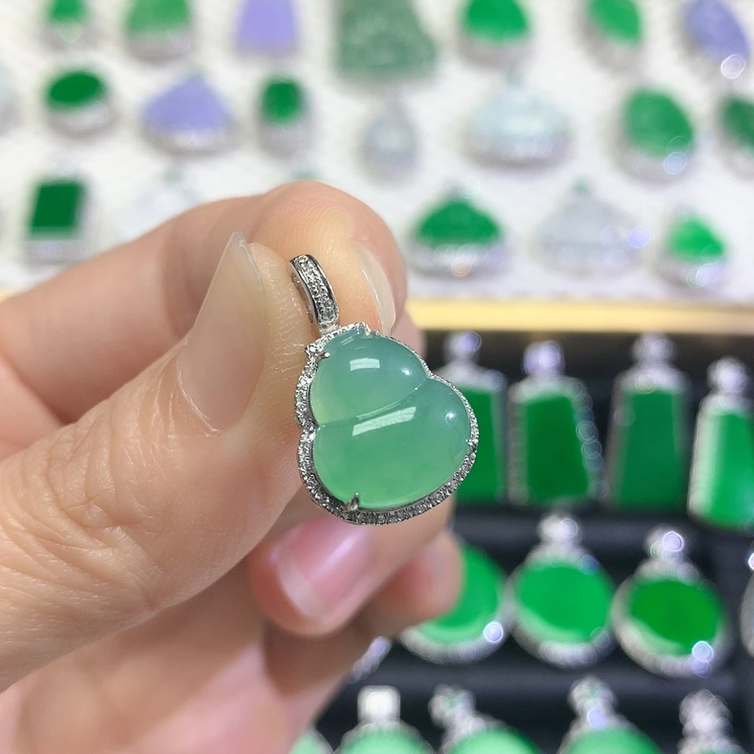 颈饰18K金镶嵌翡翠吊坠