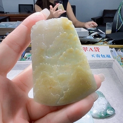 翡翠未镶嵌颈饰一个