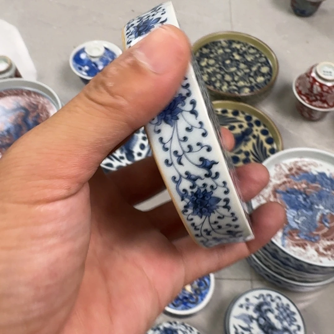 杯青花缠枝莲盖置