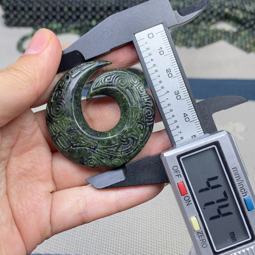 蛇纹石玉未镶嵌颈饰双面，时来运转